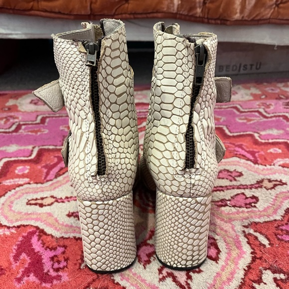 Freebird Joey Booties size 9 - Picture 4 of 7